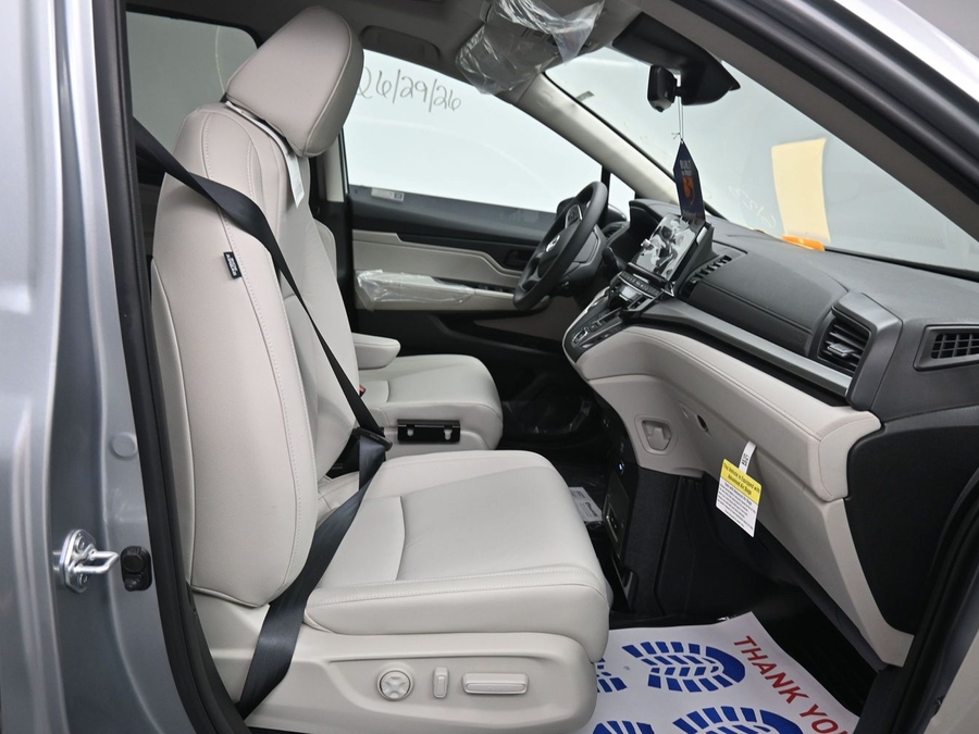 Silver Honda Odyssey image number 6