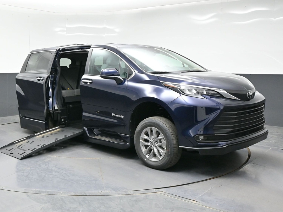 New 2026 Toyota Sienna Hybrid XLE Base - BraunAbility Side Entry Entry Fold Out Automatic Ramp