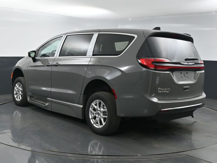 New 2025 Chrysler Pacifica Select Safety - BraunAbility Side Entry Entry Fold Out Automatic Ramp