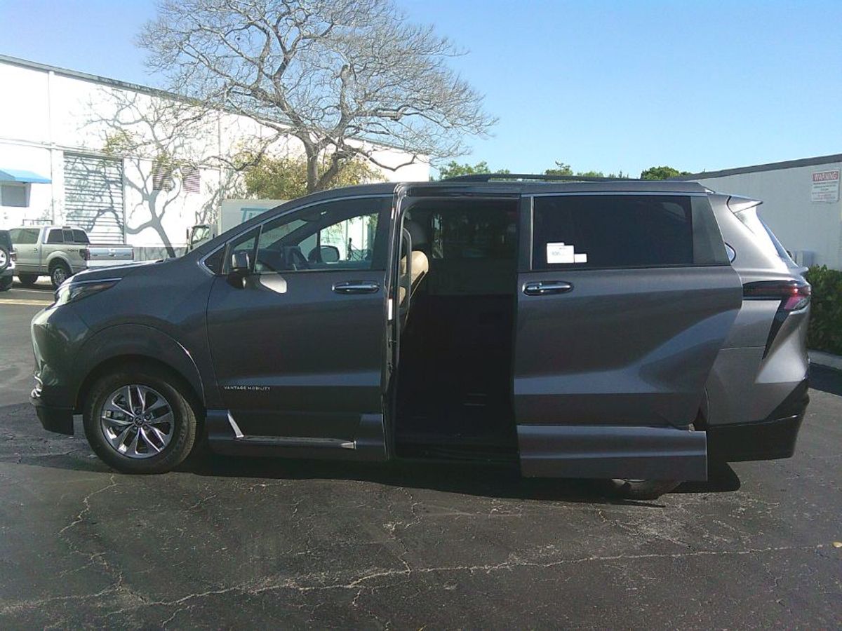 Grey Toyota Sienna image number 8