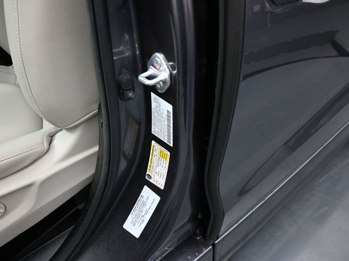 Grey Honda Odyssey image number 16