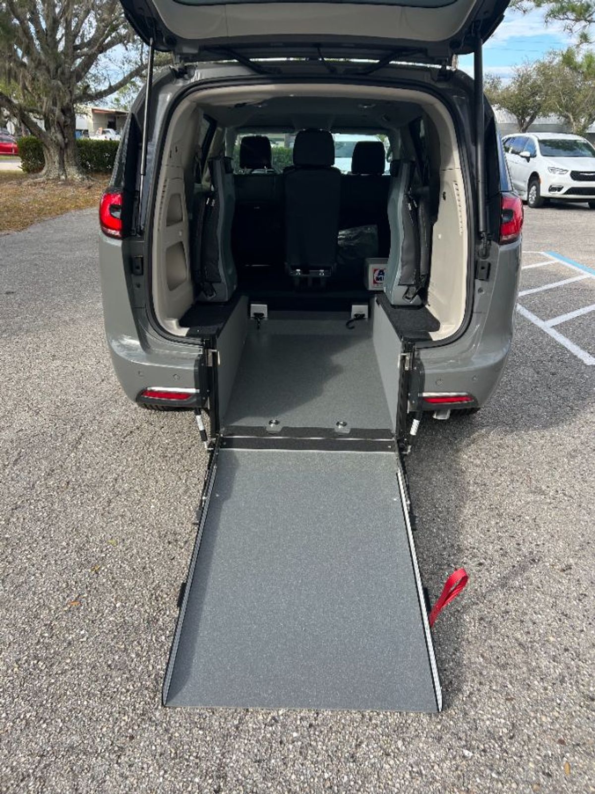 Grey Chrysler Pacifica image number 6