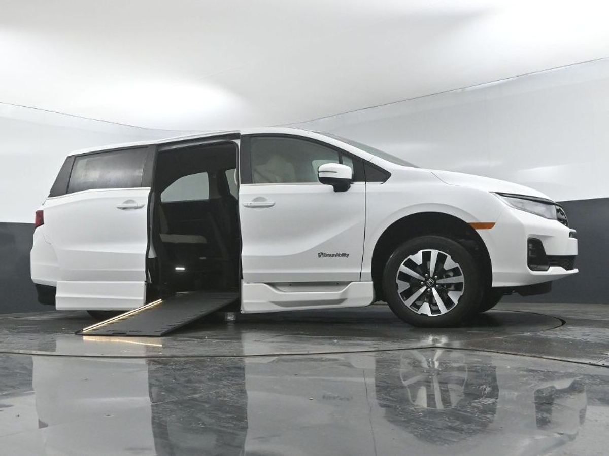 White Honda Odyssey image number 18