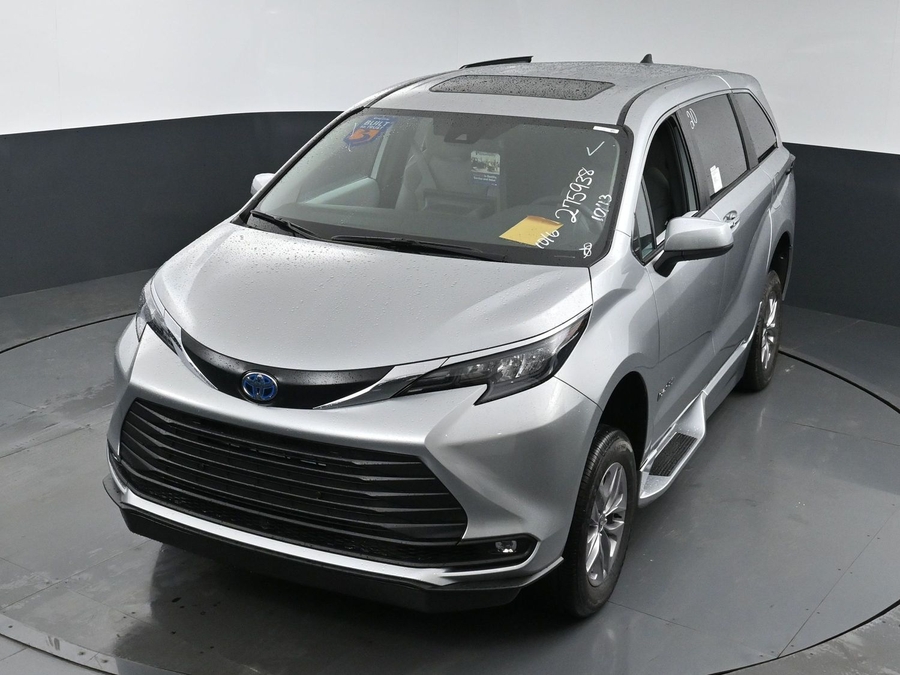 New 2025 Toyota Sienna Hybrid XLE Base - BraunAbility Side Entry Entry Fold Out Automatic Ramp