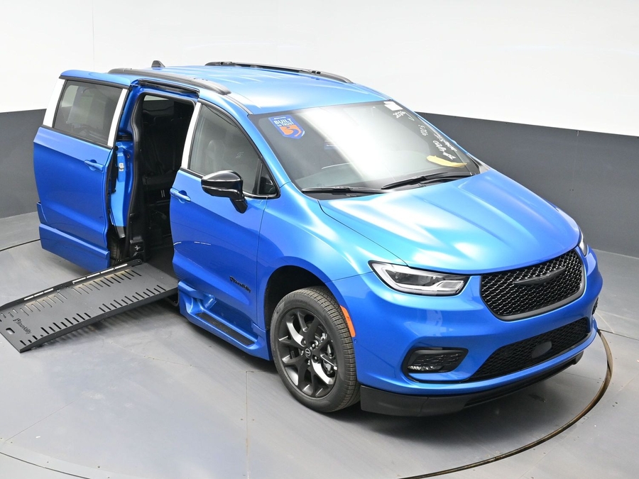 New 2026 Chrysler Pacifica Select Sport - BraunAbility Side Entry Entry Fold Out Automatic Ramp