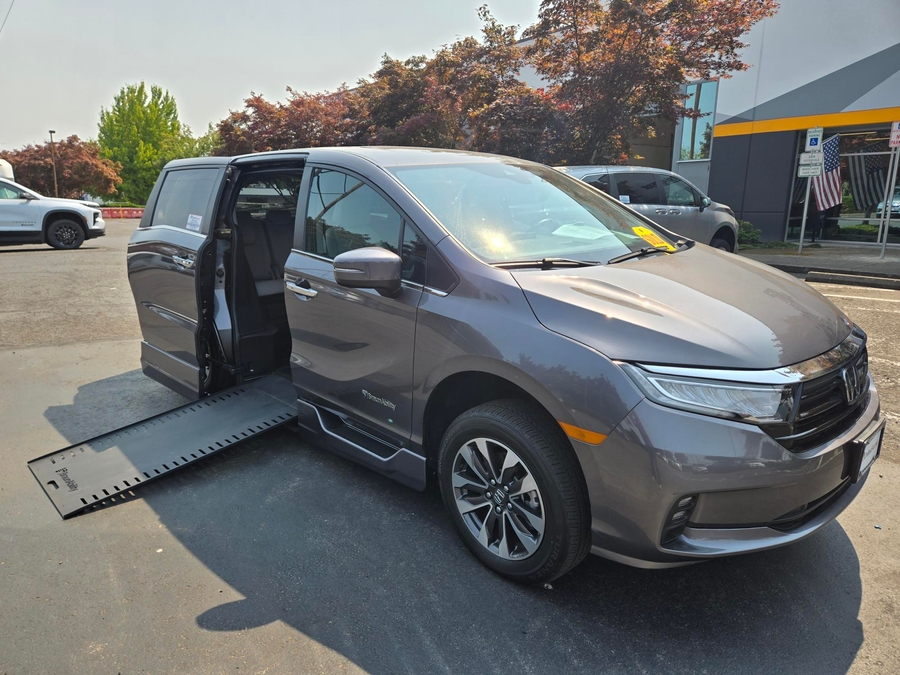 Used 2024 Honda Odyssey EXL - BraunAbility Side Entry In Floor Automatic Ramp