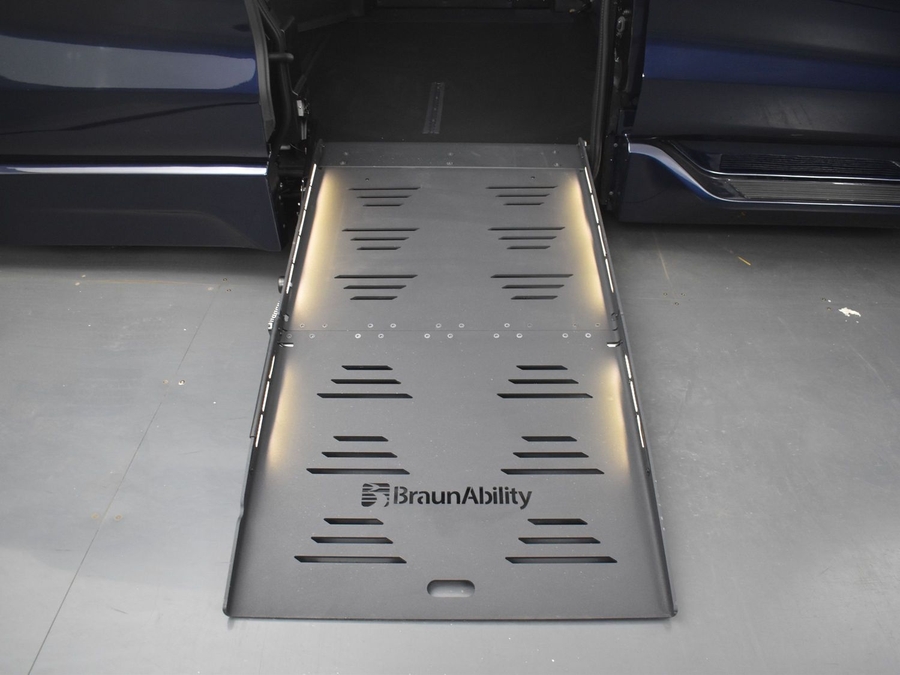 New 2025 Toyota Sienna Hybrid XLE Base - BraunAbility Side Entry Entry Fold Out Automatic Ramp