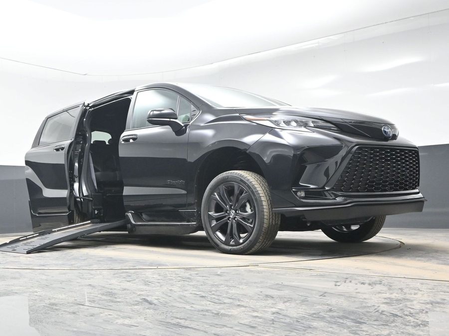 Black Toyota Sienna image number 18