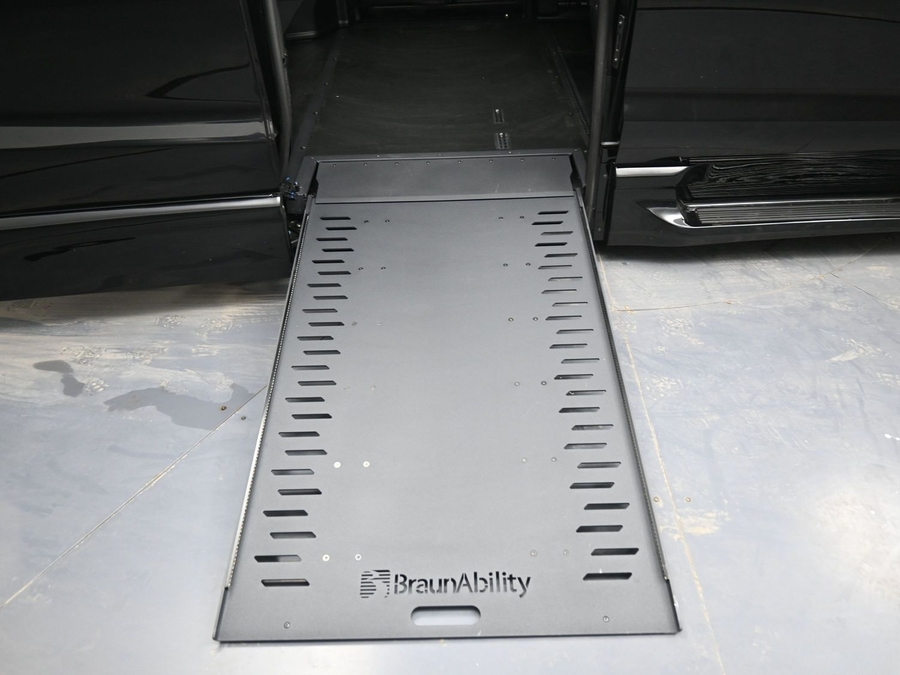 Black Chrysler Pacifica image number 10