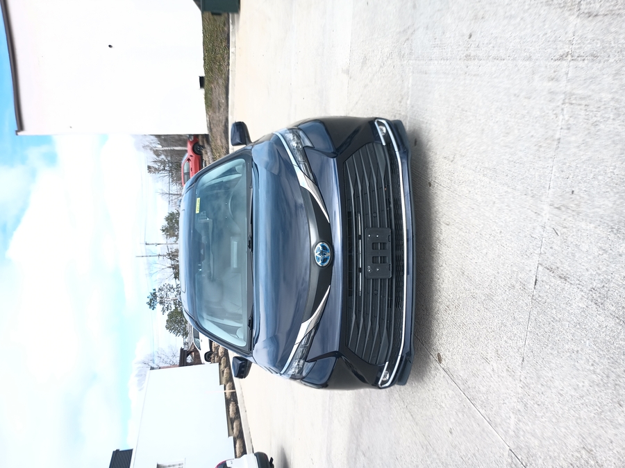 Blue Toyota Sienna image number 7