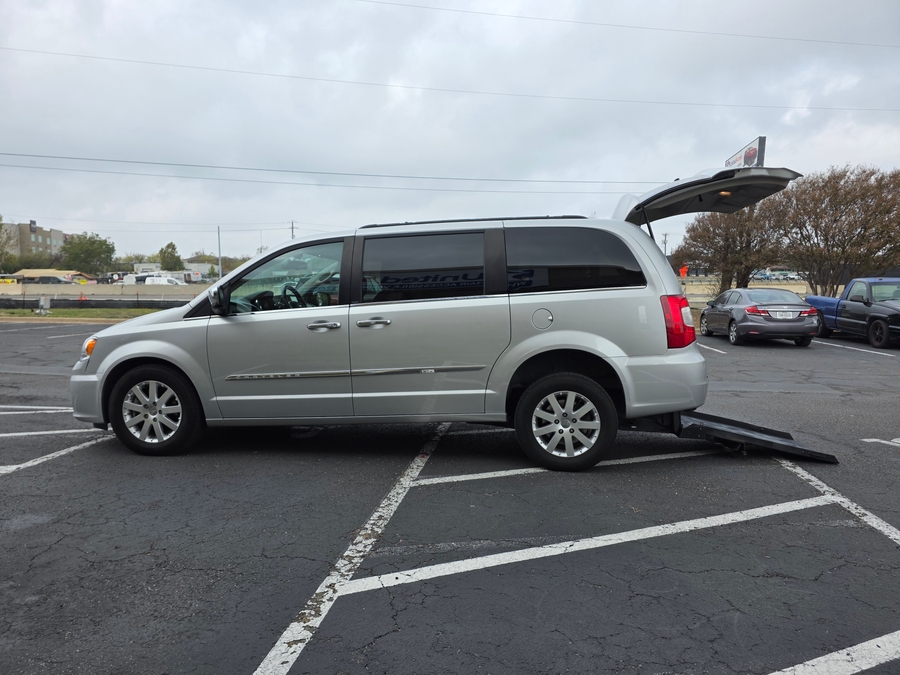Used 2012 Chrysler Town and Country Touring-L -  Rear Entry Entry Fold Out Manual Ramp