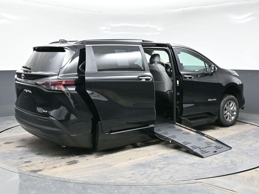 New 2026 Toyota Sienna Hybrid XLE Base - BraunAbility Side Entry Entry Fold Out Automatic Ramp