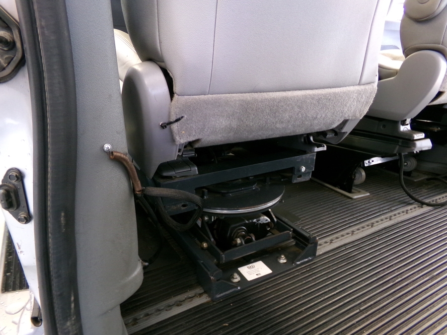 Silver Toyota Sienna image number 11