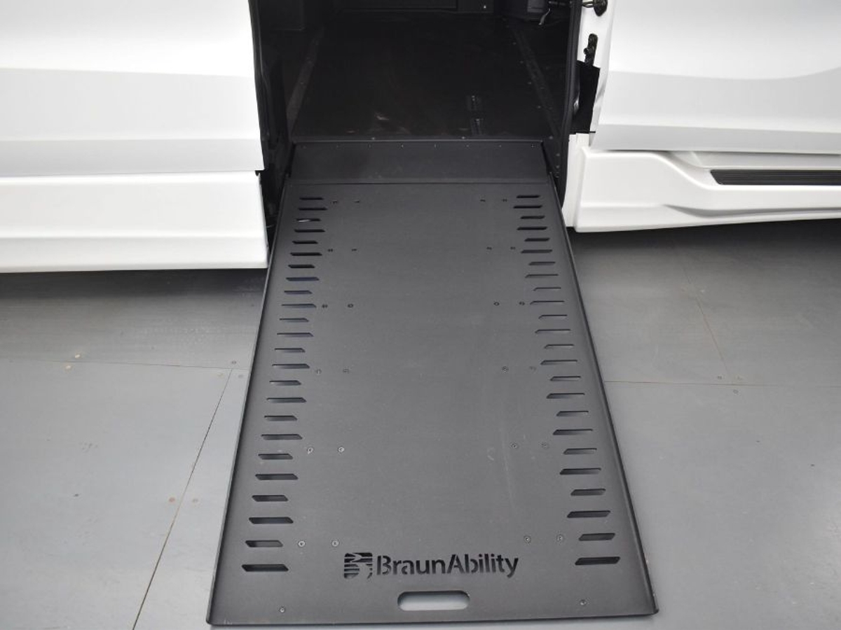 White Honda Odyssey image number 10