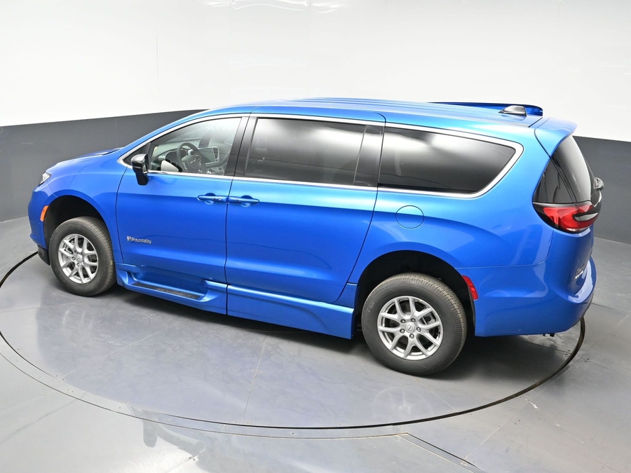 Blue Chrysler Pacifica image number 22