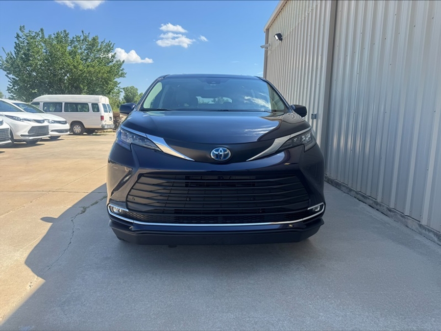 Used 2024 Toyota Sienna Hybrid XLE - BraunAbility Side Entry Entry In Floor Automatic Ramp
