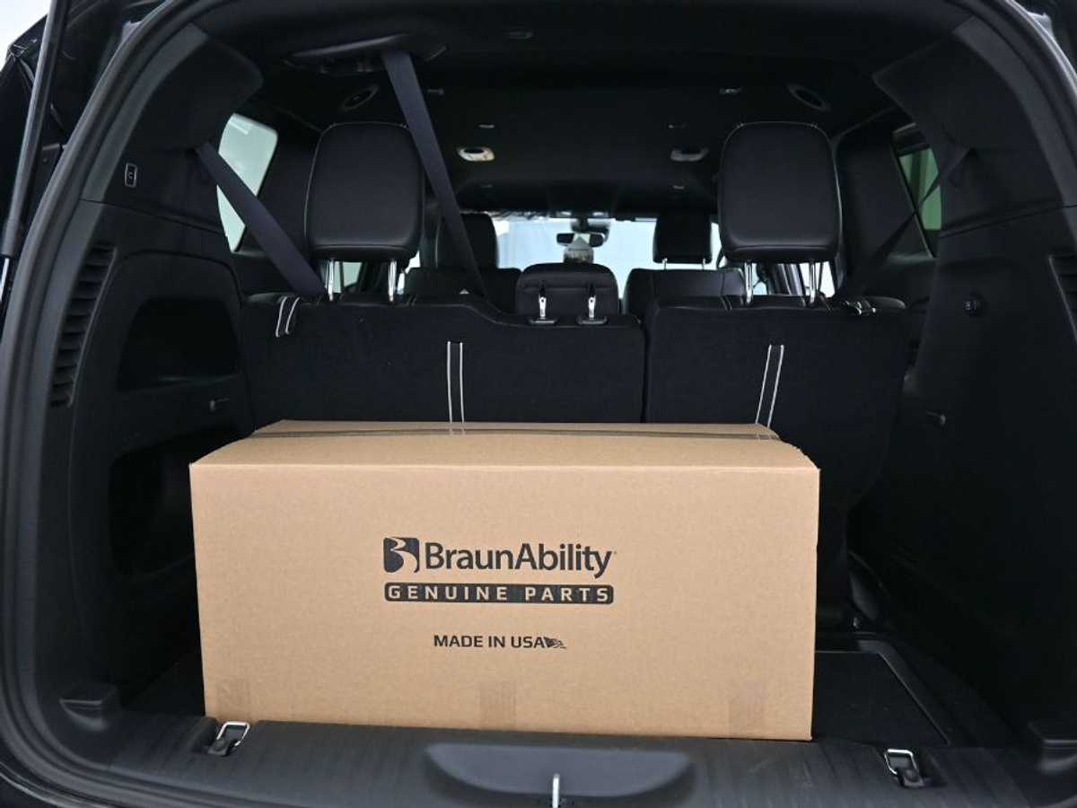 Black Chrysler Pacifica image number 13