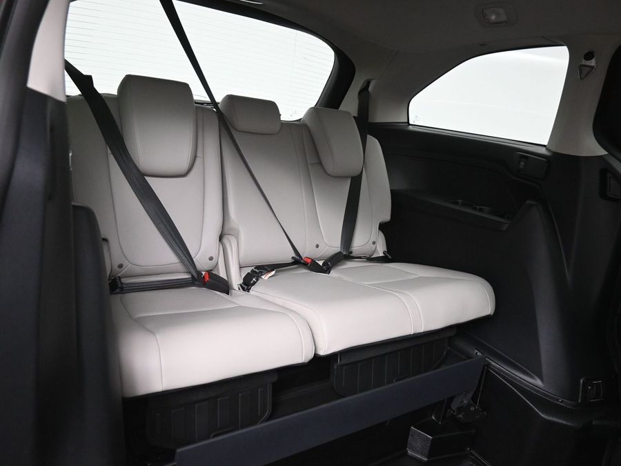 Red Honda Odyssey image number 7