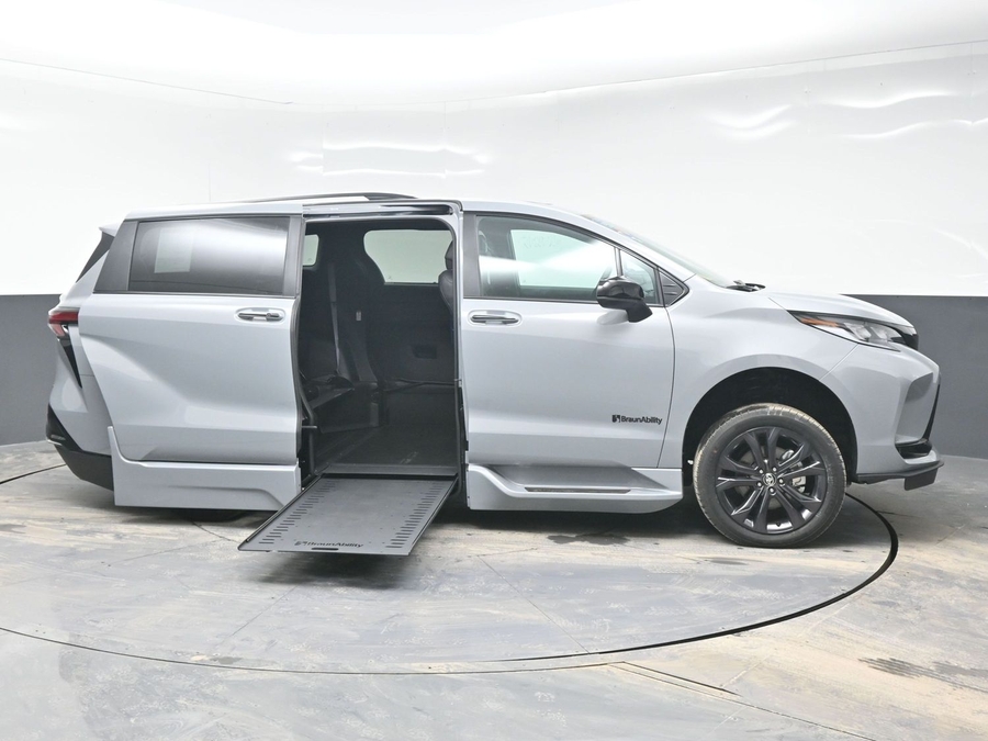 New 2025 Toyota Sienna Hybrid XSE Sport - BraunAbility Side Entry Entry In Floor Automatic Ramp