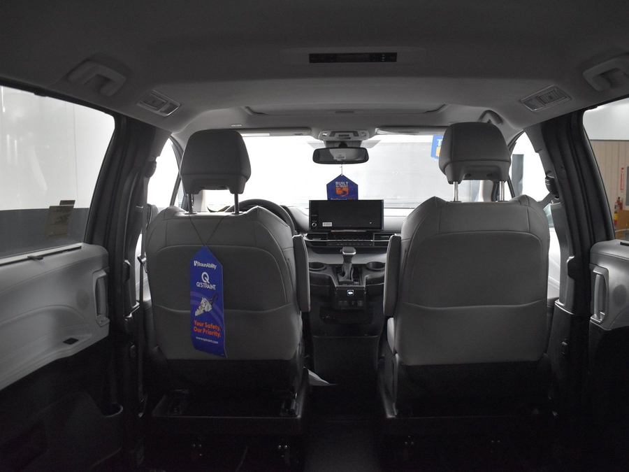 New 2025 Toyota Sienna Hybrid XLE Base - BraunAbility Side Entry Entry In Floor Automatic Ramp