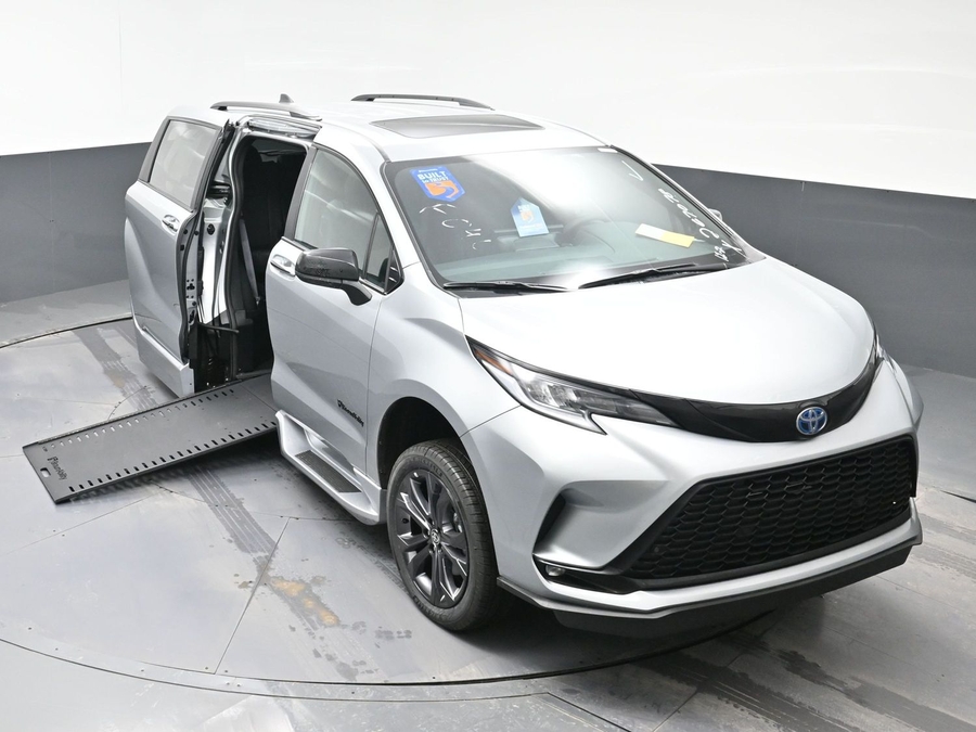 New 2025 Toyota Sienna Hybrid XSE Sport - BraunAbility Side Entry Entry In Floor Automatic Ramp