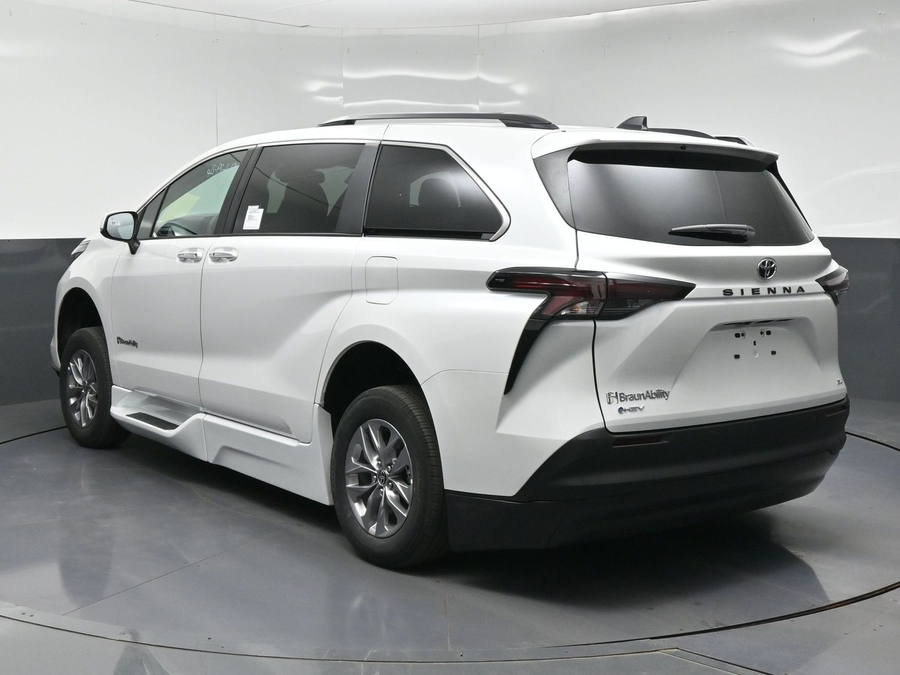 White Toyota Sienna image number 4