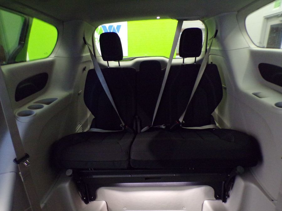 Black Chrysler Voyager image number 13