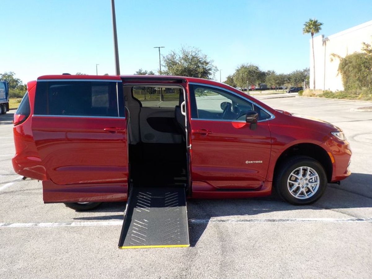 2024 Chrysler Pacifica Touring L's photo