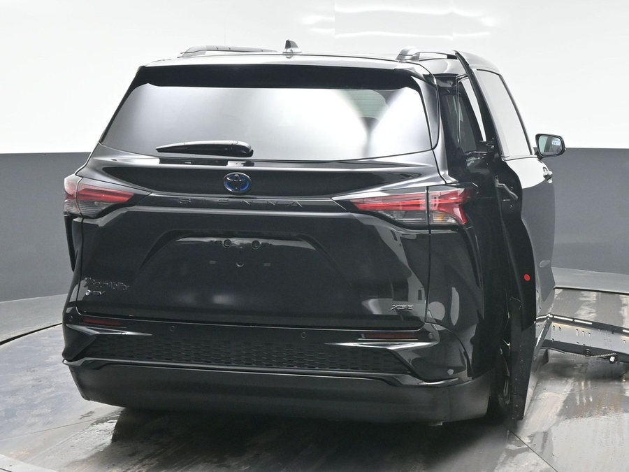 Black Toyota Sienna image number 5