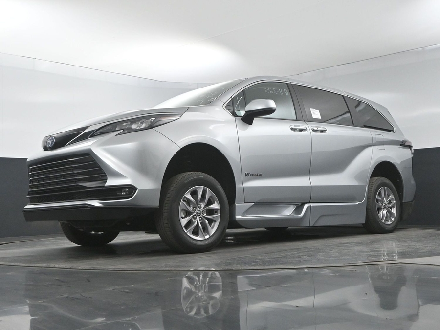New 2025 Toyota Sienna Hybrid XLE Base - BraunAbility Side Entry Entry Fold Out Automatic Ramp