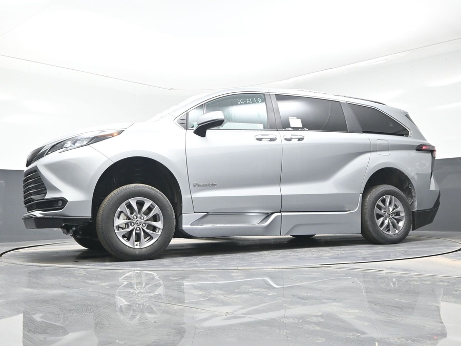 New 2025 Toyota Sienna Hybrid XLE Plus - BraunAbility Side Entry Entry Fold Out Automatic Ramp