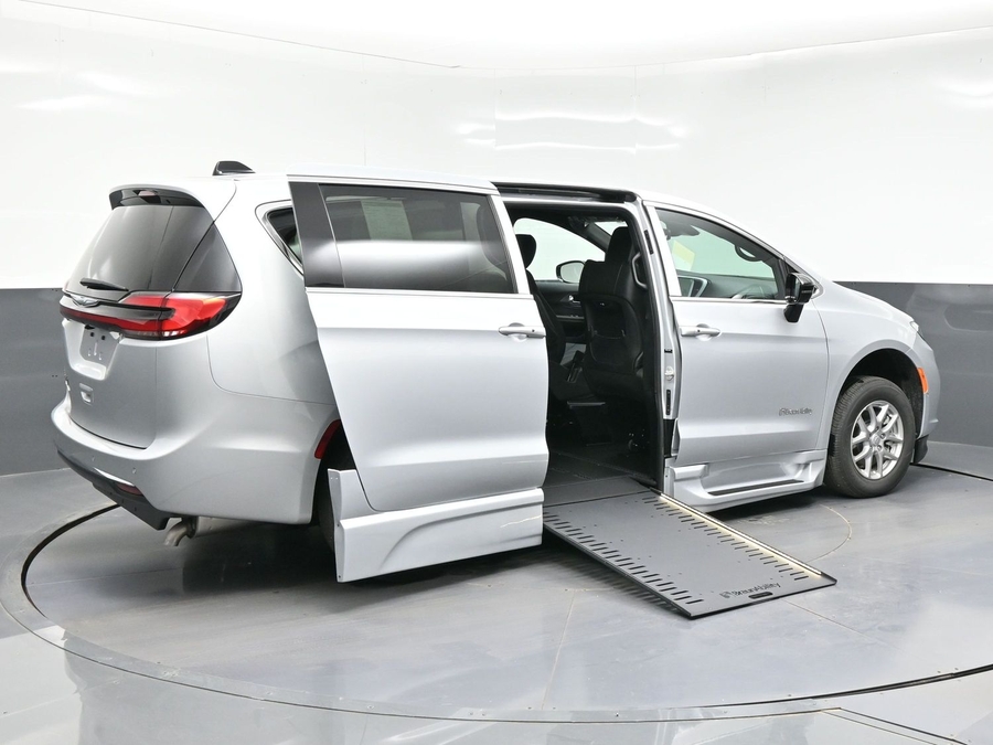 New 2026 Chrysler Pacifica Select Safety - BraunAbility Side Entry In Floor Automatic Ramp