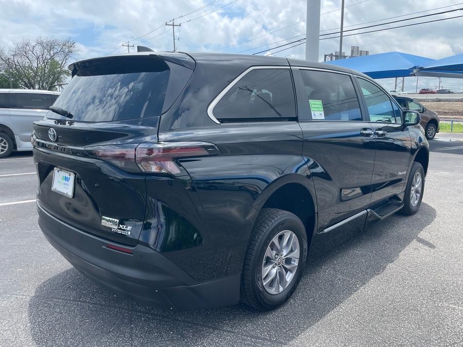 2023 Toyota Sienna XLE - Photo 6