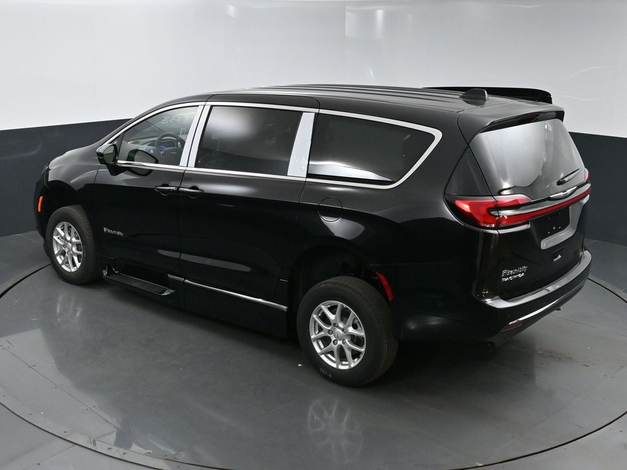 New 2025 Chrysler Pacifica Select Safety - BraunAbility Side Entry Entry In Floor Automatic Ramp