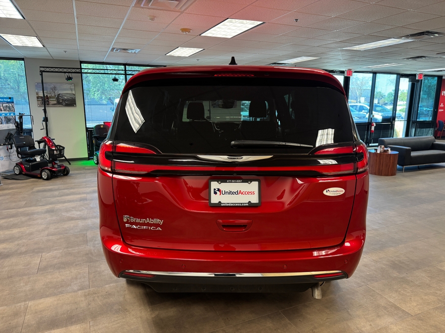 Used 2025 Chrysler Pacifica Select - BraunAbility Side Entry Fold Out Automatic Ramp