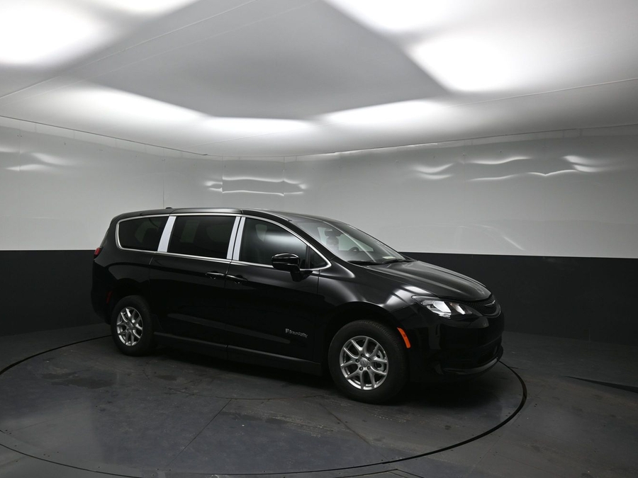 Black Chrysler Voyager image number 14