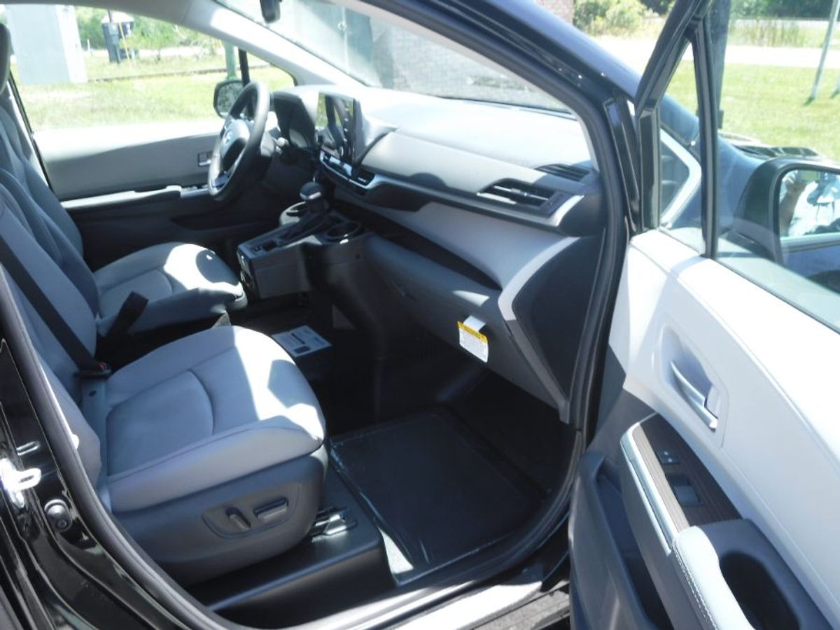 Black Toyota Sienna image number 14