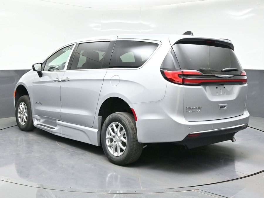 Silver Chrysler Pacifica image number 2