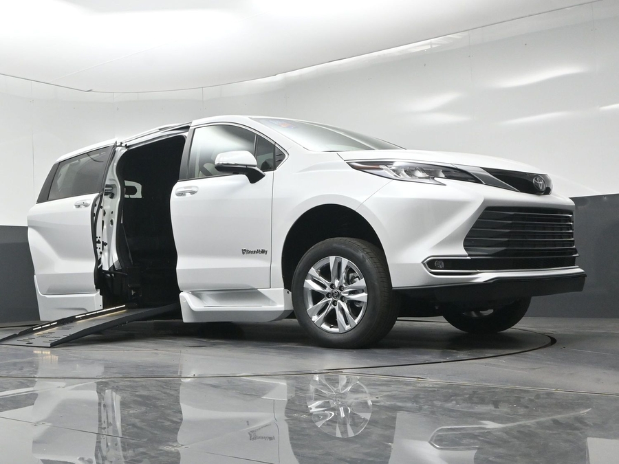 New 2026 Toyota Sienna Hybrid Limited - BraunAbility Side Entry Fold Out Automatic Ramp