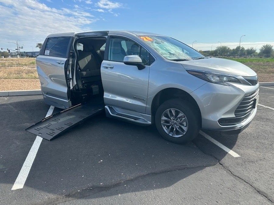 Used 2024 Toyota Sienna Hybrid LE - BraunAbility Side Entry Entry Fold Out Automatic Ramp