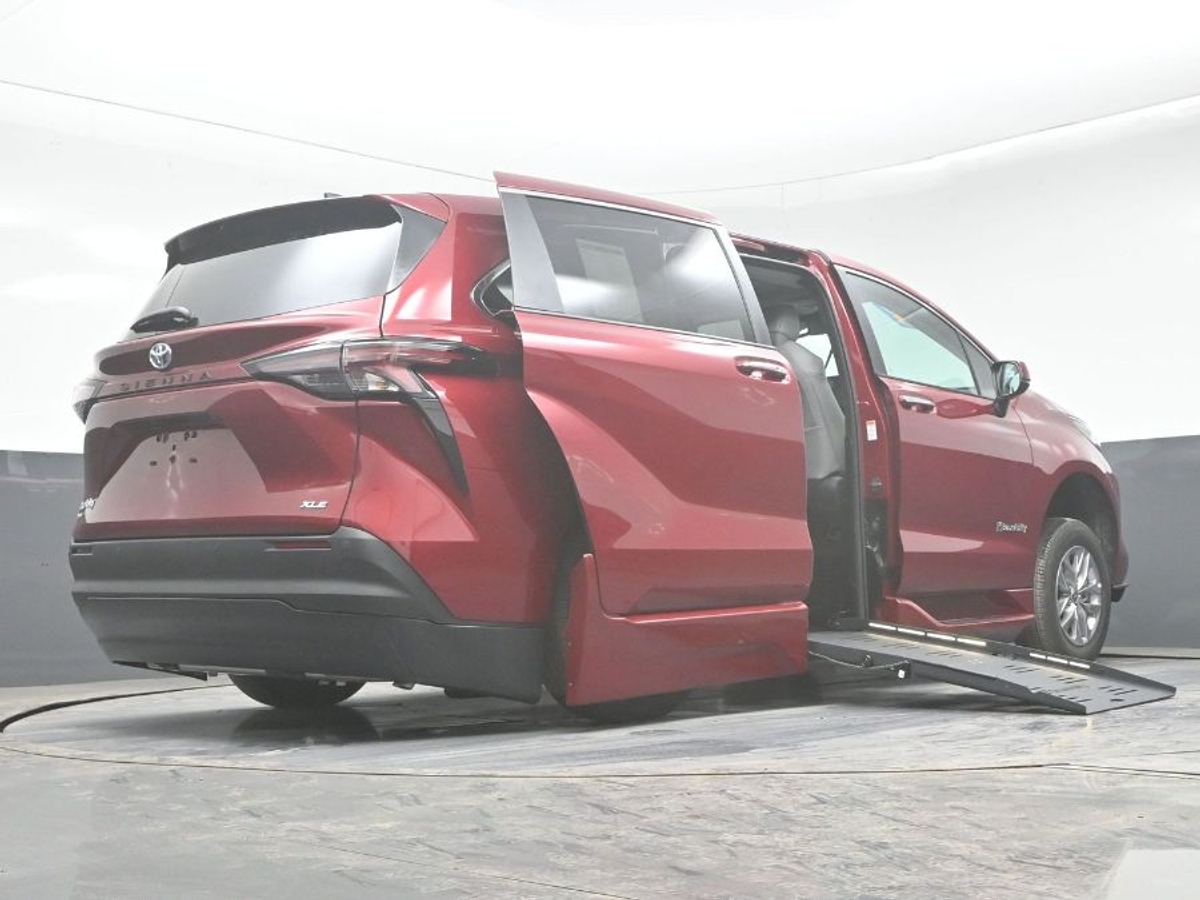 2025 TOYOTA SIENNA - Image 25