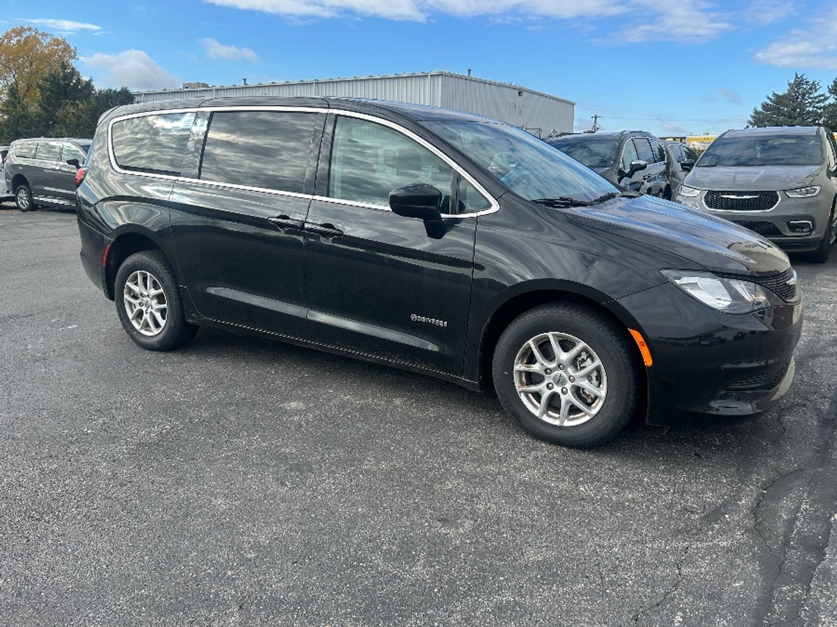 Black Chrysler Voyager image number 17