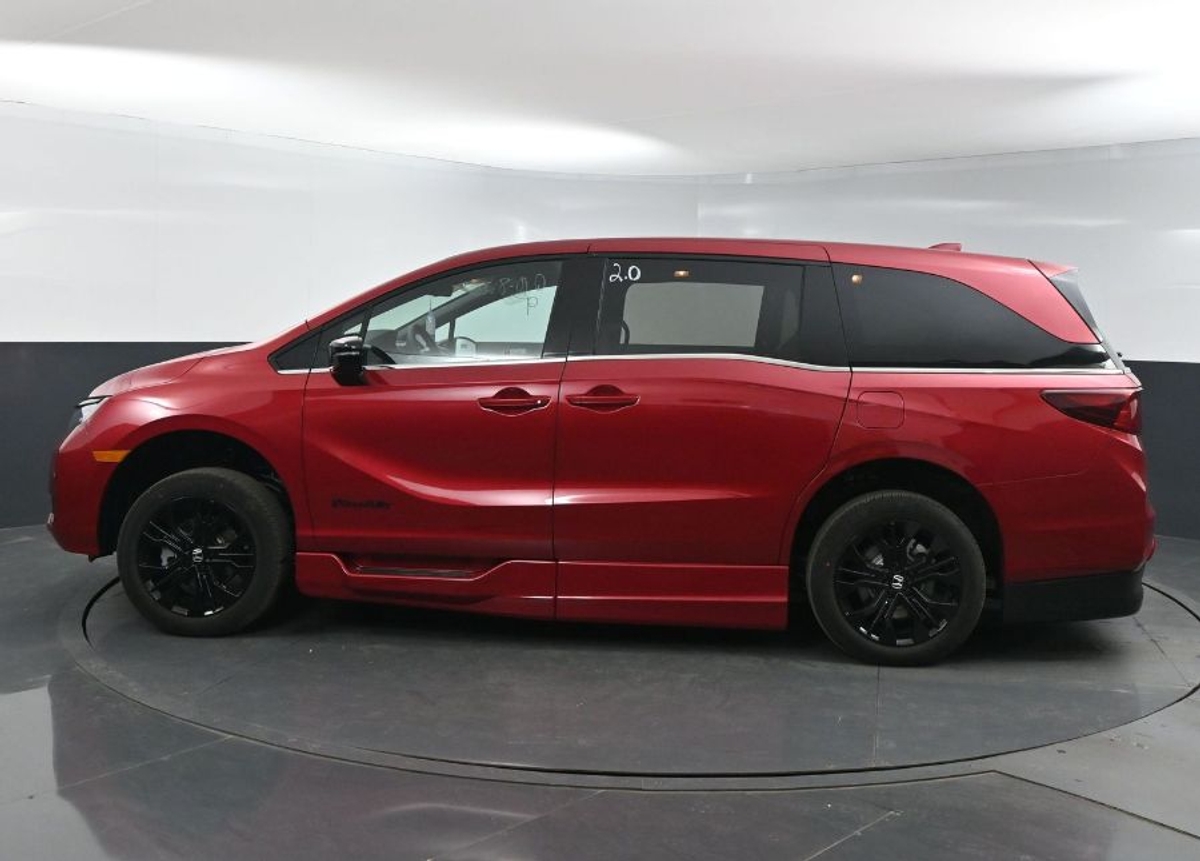 Red Honda Odyssey image number 4