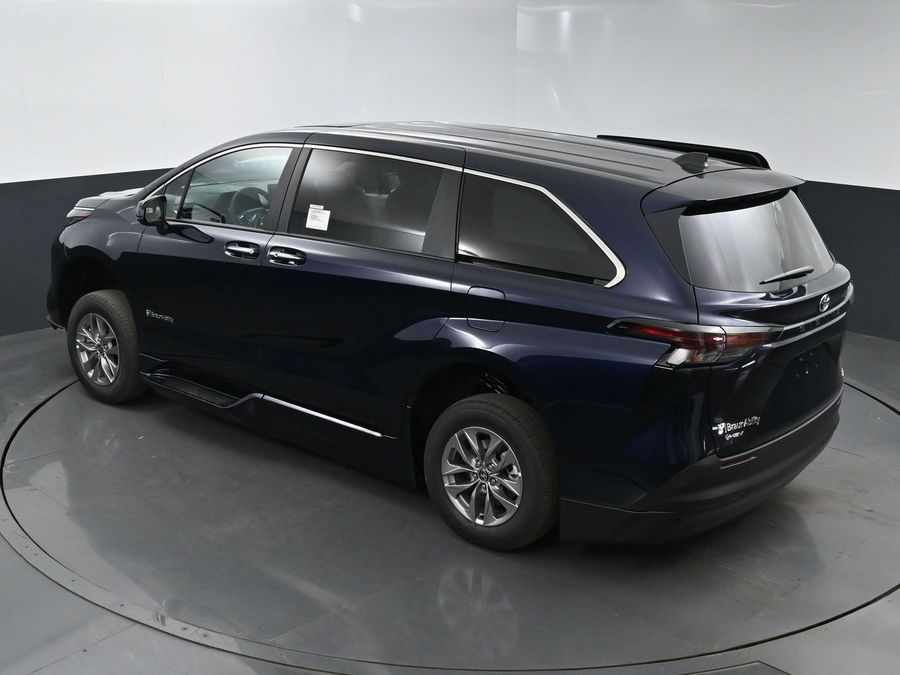New 2025 Toyota Sienna Hybrid XLE Base - BraunAbility Side Entry Entry In Floor Automatic Ramp