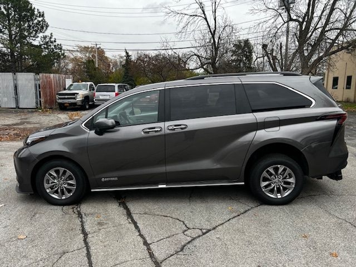 2024 TOYOTA SIENNA - Image 1