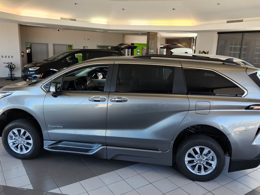 Grey Toyota Sienna image number 13
