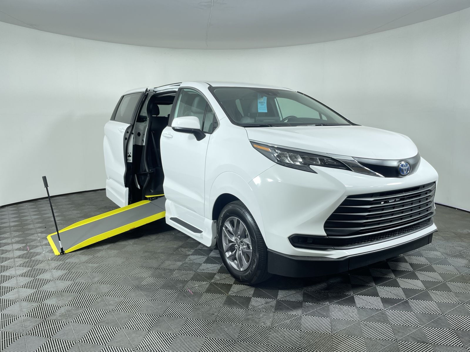 2025 Toyota Sienna AWD LE