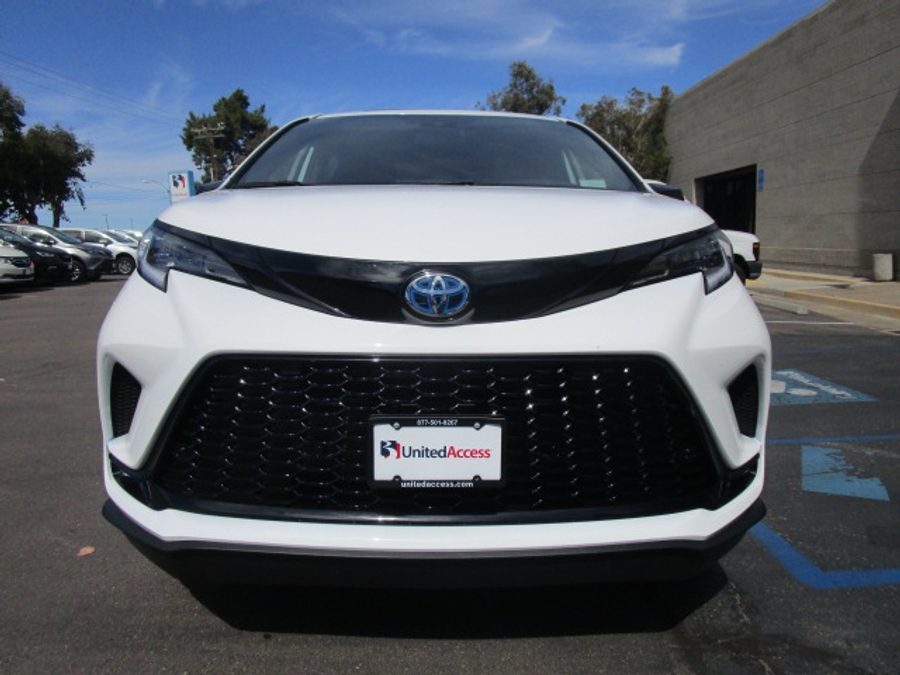 New 2025 Toyota Sienna Hybrid XSE Sport - BraunAbility Side Entry Entry Fold Out Automatic Ramp