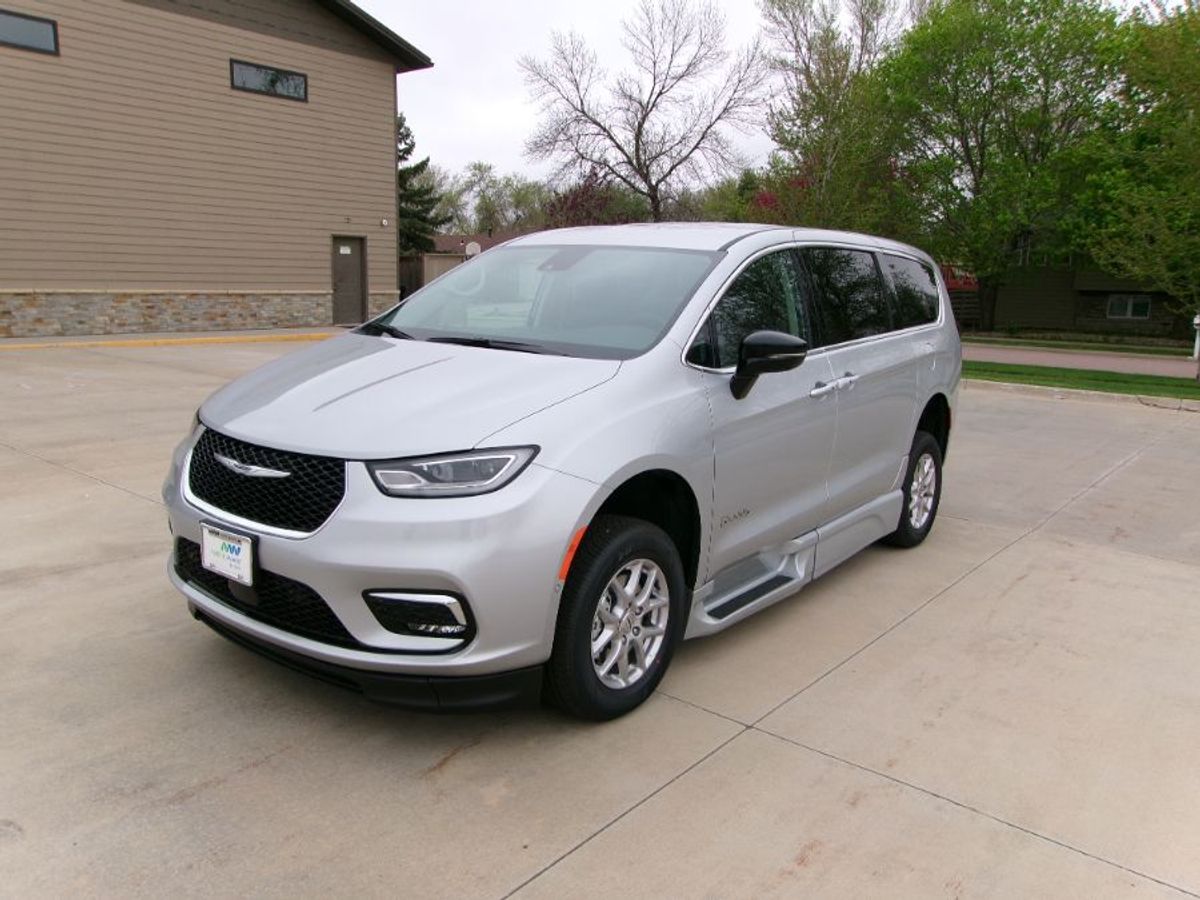 Silver Chrysler Pacifica image number 14
