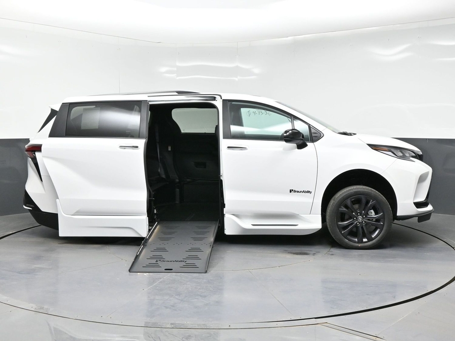 New 2026 Toyota Sienna Hybrid XSE Sport - BraunAbility Side Entry Entry Fold Out Automatic Ramp